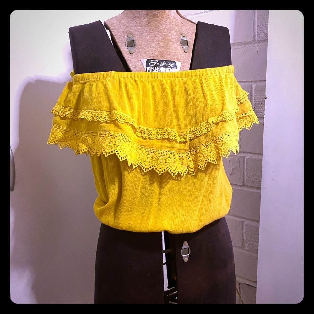 Off the shoulder crop
